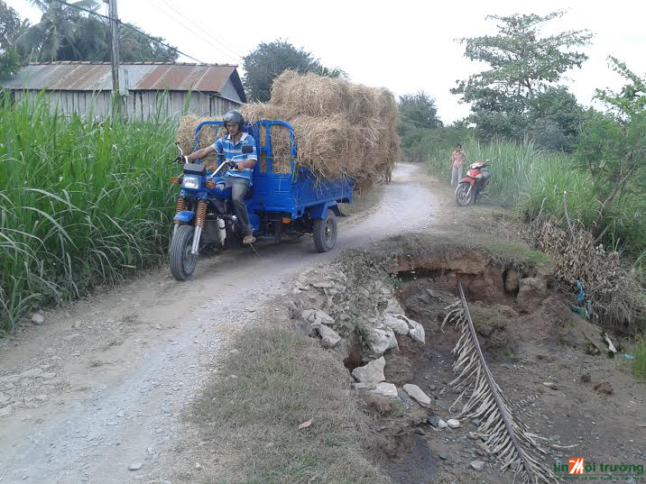 [-]Tiền[-]Giang:[-]Hàng[-]chục[-]nhà[-]dân[-]sắp[-]sụp[-]xuống[-]kênh[-]Chợ[-]Gạo